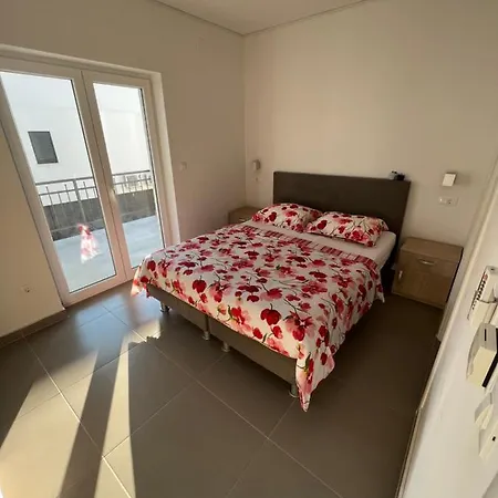 Pina Luca 4-6 Pers Tisno