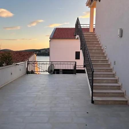 Pina Luca 4-6 Pers Tisno