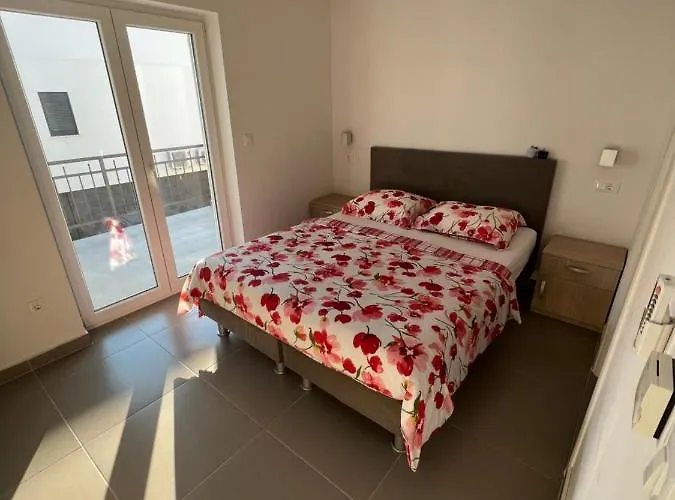 Pina Luca 4-6 Pers Tisno