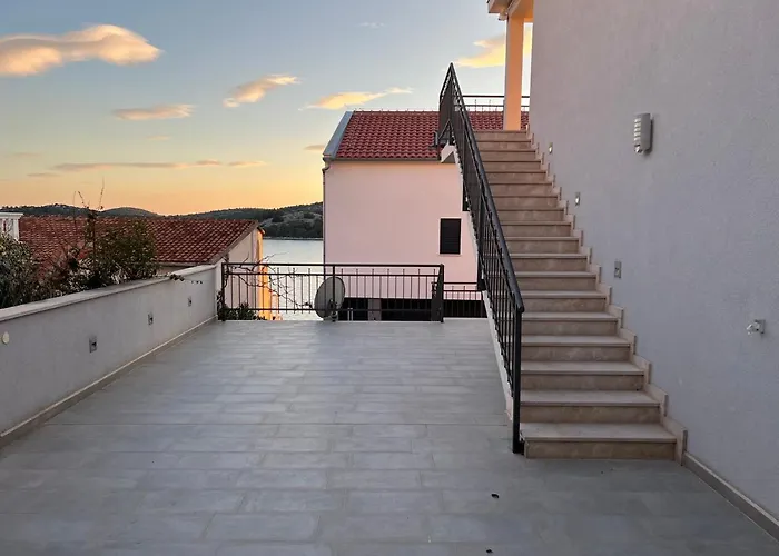 Pina Luca 4-6 Pers Tisno