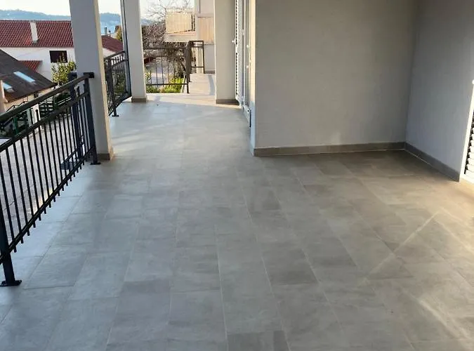 Pina Luca 4-6 Pers * Tisno